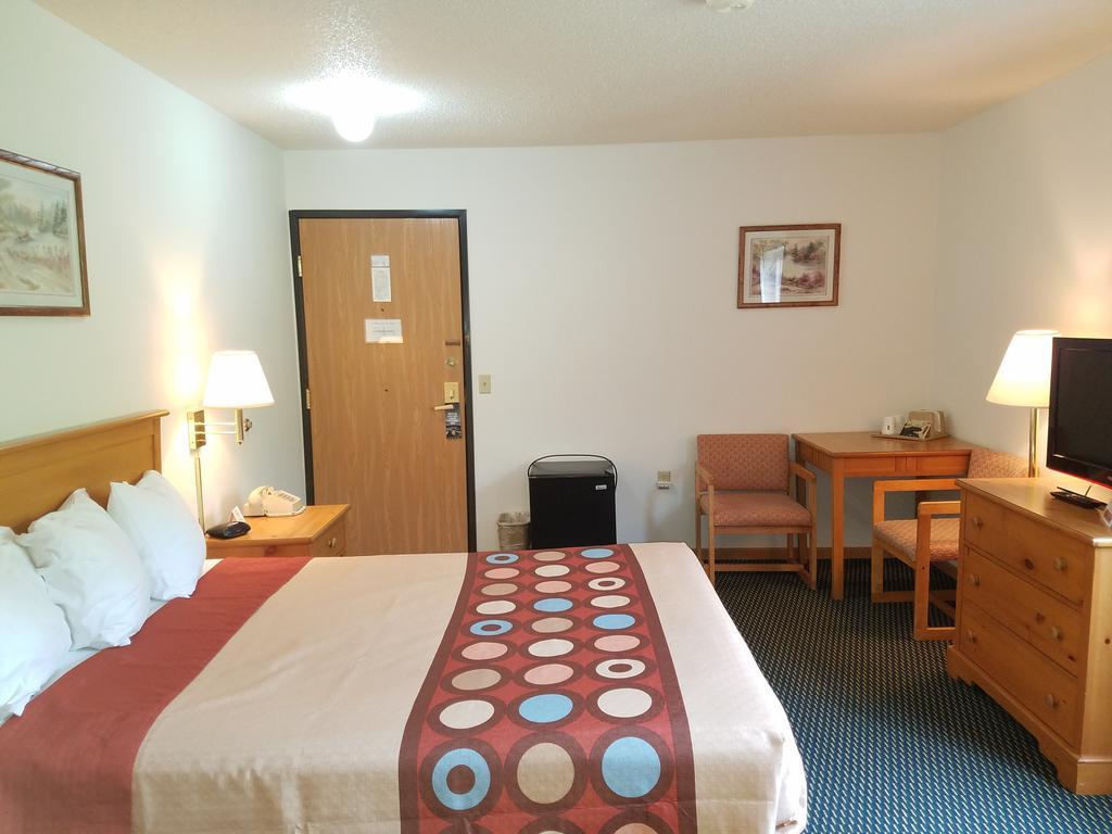 Super 8 By Wyndham Phillips Hotel Exterior photo
